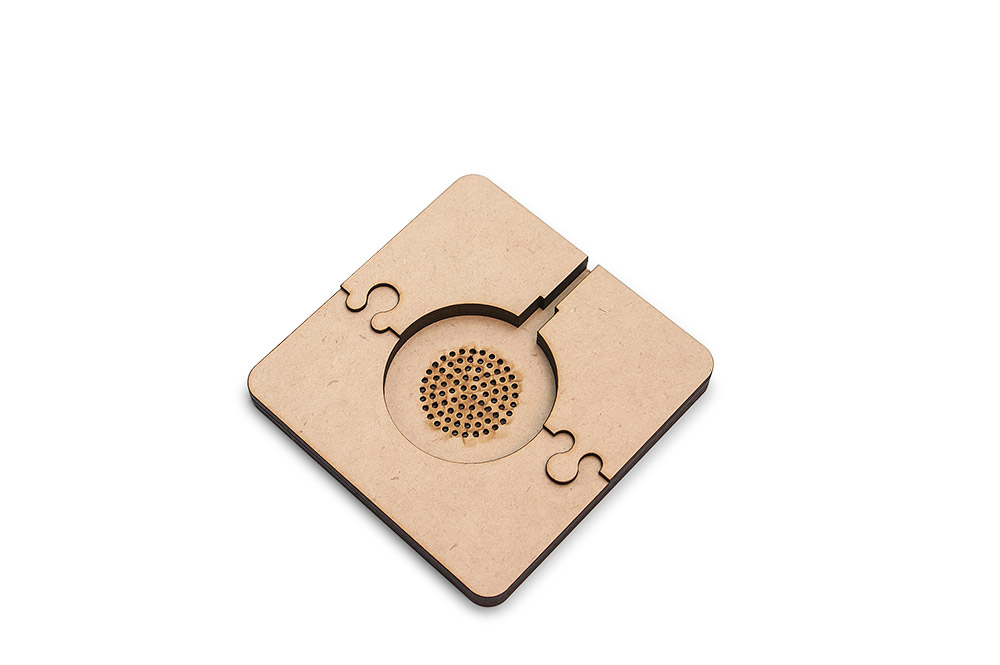 レーザー加工で制作した、iQi Mobile Charger 収納ケース、Chargerを取り外した様子