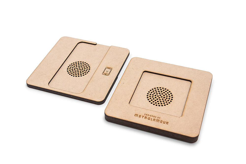 レーザー加工で制作した、iQi Mobile Charger 収納ケースの上蓋と底面のデザイン