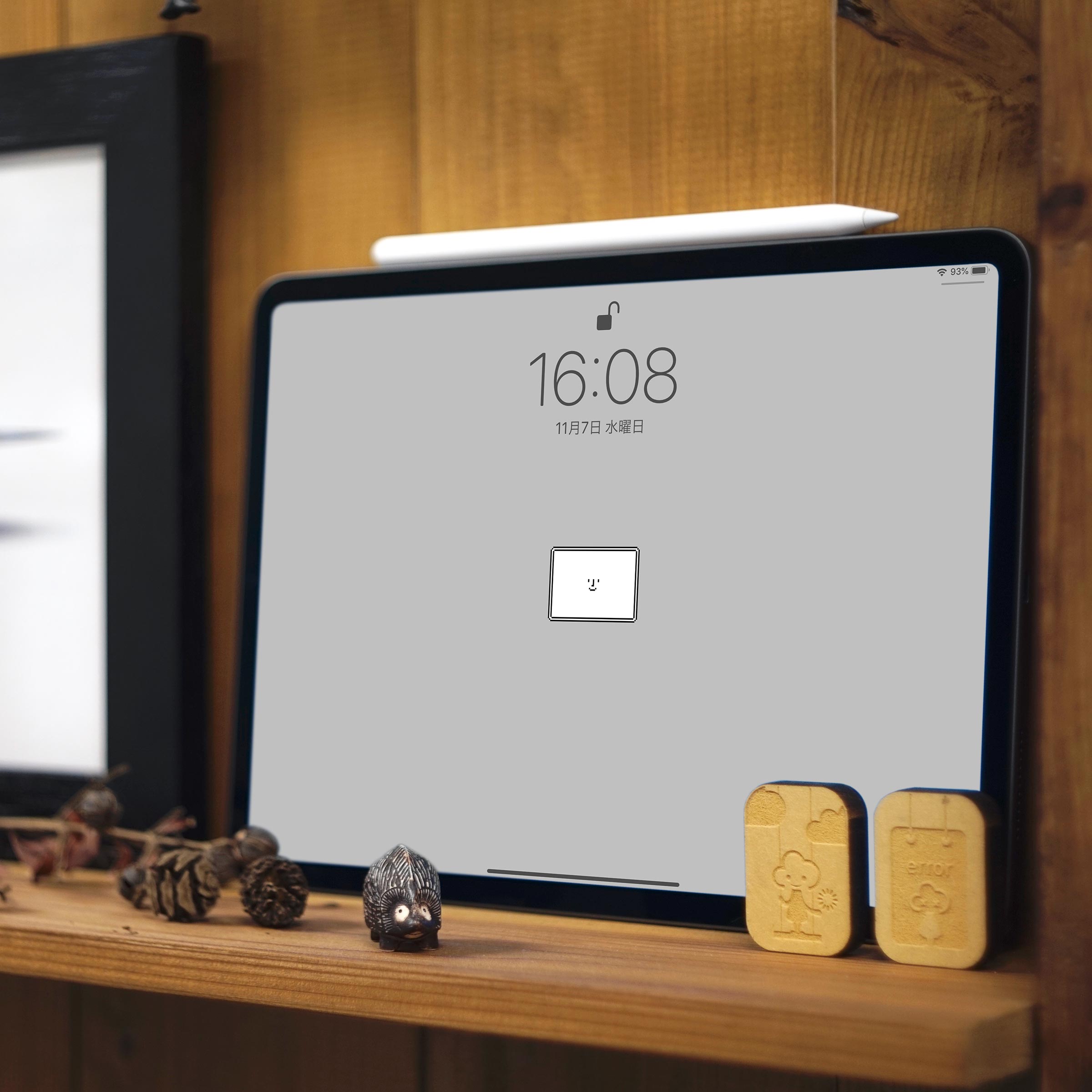 iPad Pro 11インチ用のHappyな壁紙をロック画面に設定した様子